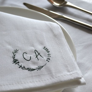 Serviettes de table en coton et lin brodées avec logo personnalisé d'un fournisseur de serviettes pour restaurants et traiteurs - Product Image 1
