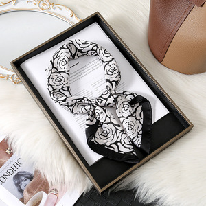 Nuova <span class=keywords><strong>Sciarpa</strong></span> Quadrata Leggera Floreale Personalizzata da Donna 70x70cm Stile <span class=keywords><strong>Elegante</strong></span> e Fresco Versatile per Occasioni Speciali e Uso Quotidiano - Product Image 3