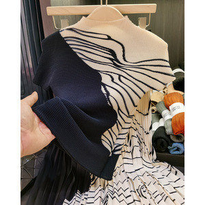 Verano nuevo traje de moda Sanzhai color a juego maíz plisado manga corta Camiseta mujer Falda plisada conjunto de dos piezas - Product Image 2