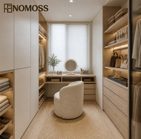 Dressing italien haut de gamme pour chambre principale avec vitrine en verre, étagères LED et îlot de rangement OEM