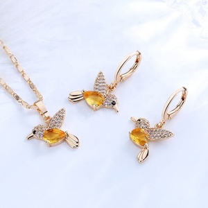 Conjunto de Joyería de Moda: Pendientes Colgantes y Collar con Colgante de Circonita Cúbica Colorida con Diseño de Pájaro Adorable - Product Image 3