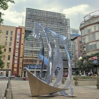 Grande statue en métal personnalisée pour l'extérieur Sculpture en acier inoxydable de bateau à voile à vendre