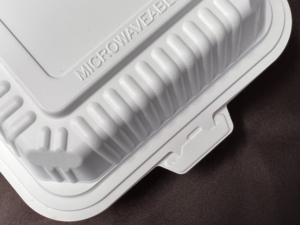 Contenant alimentaire jetable compostable Tiya avec couvercle, en plastique blanc, micro-ondable et empilable - Product Image 4