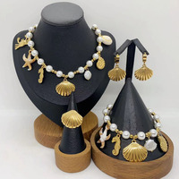 Parure de bijoux quatre pièces en acier inoxydable style océan pour femme : collier de perles, étoile de mer, coquillage et conque, style plage
