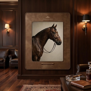 Lussuoso Quadro 3D con Texture in Pelle 80x100cm, Doppia Cornice, Arte Murale con Nobile Stallione, Decorazione Equestre per la Casa, Stile Heritage Manor - Product Image 3