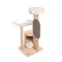 Arbre à chat multi-niveaux de dernière conception, matériau en bois et sisal avec planche à gratter pour les meubles de jeu et d'escalade pour chats.