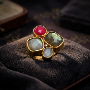 Bague en acier inoxydable plaqué or avec quatre pierres colorées, bague unisexe en pierres précieuses pour les occasions élégantes - Product Image 3