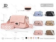 Borsa a tracolla da donna con catena Twist Lock da 7 pollici in microfibra di pelle sintetica per uso quotidiano per tutte le stagioni - Product Image 1