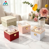Boîte à bijoux de luxe rotative automatique pour gâteau, boîte cadeau de fleurs éternelles préservées, boîte de demande en mariage à deux niveaux avec commande par bouton cœur