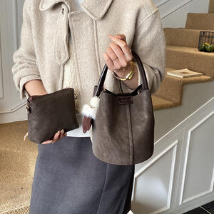 Bolso de Mano de Lujo para Mujer, Bolso Bandolera con Cadenas Decorativas y Cierre de Cremallera - Product Image 1