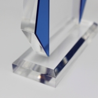 Trophée moderne en acrylique avec panneaux latéraux bleus, logo personnalisé, plaque de reconnaissance exécutive