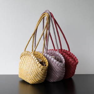 Sac fourre-tout tissé à la main, légèrement luxueux, en cuir de vachette tanné végétal et ciré effet brume; Panier en osier de style resort en forme de coquille - Product Image 2