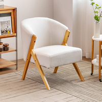 Fauteuil simple nordique, ensemble trois pièces moderne et minimaliste, idéal pour petit appartement, style café, table et chaises en bois