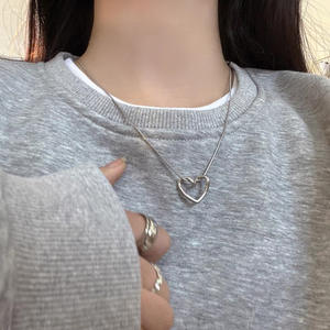 สร้อยคอจี้หัวใจกลวงแบบมินิมอลทำจากสแตนเลสเครื่องประดับแฟชั่นสร้อยคอหรูหราสำหรับผู้หญิง - Product Image 3
