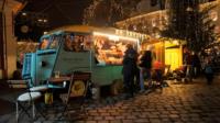 Op maat gemaakte retro elektrische Citroën foodtrucktrailer met commerciële ijsrolmachine in strandnachtmarkt