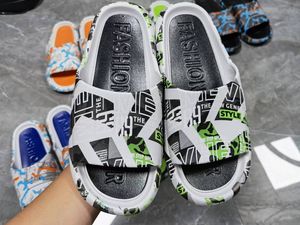 Pantuflas de diseñador ligeras para <span class=keywords><strong>hombre</strong></span>, <span class=keywords><strong>zapatillas</strong></span> antideslizantes personalizables para uso en interiores y exteriores para baño, <span class=keywords><strong>casa</strong></span> barata - Product Image 2