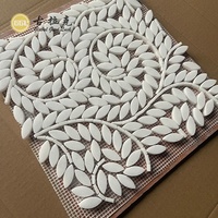 Mosaïque en marbre blanc de Thassos, motif feuille, en carreaux de 12x12 pouces, polie