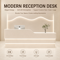 Comptoir de réception moderne et minimaliste crème avec éclairage LED, idéal pour hôtels de luxe, salons de beauté et boutiques.