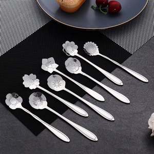 Cuillère en acier inoxydable à long manche, design floral moderne, finition miroir, durable, pour mélanger, desserts, café, ambiance romantique - Product Image 6