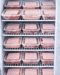 Étiquettes de manipulation alimentaire en gros, 2,25 x 1,125 pouces, 1000 autocollants par rouleau, impression personnalisée, étiquettes adhésives d'informations de sécurité pour la viande - Product Image 3