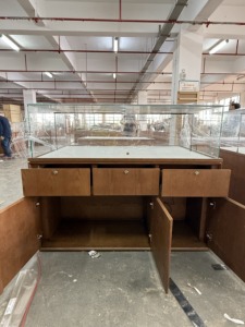 خزانة عرض زجاجية خشبية مخصصة مع إضاءة LED لمتاجر الكتب - Product Image 5