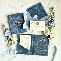 Élégant livre d'invitation de mariage en velours vert forêt avec couverture rigide, monogramme doré personnalisé, cartes d'invitation en acrylique et enveloppe