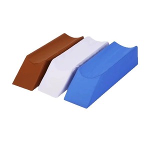 Almohadilla de elevación para extremidades inferiores en forma de U, 60x20x15 cm, azul, para soporte y posicionamiento de piernas, uso en masajes y salud. - Product Image 1