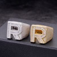 Bijoux fins, bagues de fête en platine rhodié serties de zircon taille baguette, personnalisées avec l'initiale R de l'alphabet, pavé de zircon