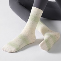 Chaussettes de Pilates en tricot moucheté personnalisées, chaussettes de yoga antidérapantes pour femmes, chaussettes à effet dégradé avec points en silicone OEM ODM