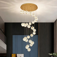 Lampu gantung spiral 30 lampu warna emas untuk tangga dupleks dengan langit-langit tinggi, cocok untuk ruang tamu vila.