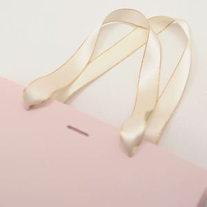 Bolsas de Regalo de Papel Rosa con Logotipo Personalizado de Lujo, Estampado en Oro - Product Image 2