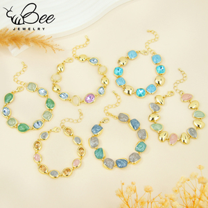 Pulsera de Piedras de Cristal Coloridas de Alta Calidad con un Toque Romántico y Caprichoso, Chapada en Oro de 14K, con Cuentas de Latón y Dijes de Piedras Preciosas - Product Image 2