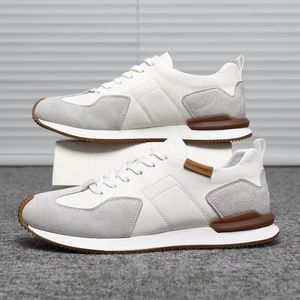 รองเท้าลำลองผู้ชาย กันลื่น ทนทาน ระบายอากาศได้ดี น้ำหนักเบา หนังกลับผสมผสาน ดีไซน์ทันสมัย ใช้งานได้หลากหลาย เหมาะสำหรับเดิน - Product Image 5