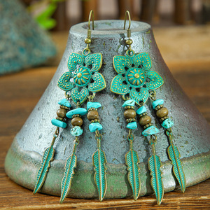 Boucles d'oreilles pendantes bohèmes vertes grandes et tendance, style vintage, avec feuilles et fleurs faites à la main pour femmes - Product Image 1