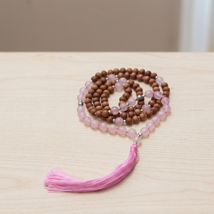 Collier Mala 108 perles en quartz rose et bois de santal, noué à la main, avec pompon, perles de prière, yoga, méditation, guérison, vente en gros, Inde - Product Image 1