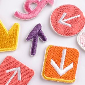 Parches Termoadhesivos Mini de Bordado con Diseños de Amor, Sonrisa, Flecha, Estrella y Corazón para Decoración de Etiquetas de Equipaje y Bolsos - Product Image 3