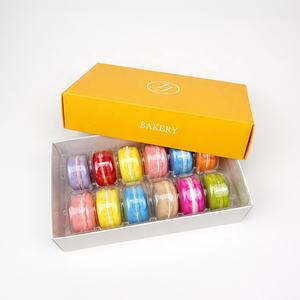 12 macaron bolinho de chocolate caixa de dobradura de papel amarelo feito sob encomenda com inserção de plástico transparente da parte superior - Product Image 4