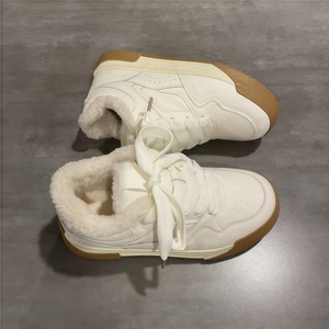 Baskets <span class=keywords><strong>plateforme</strong></span> de luxe populaires pour femmes, doublées polaire, style décontracté, nouvelle collection hiver 2024, semelle épaisse polyvalente, inspirées de la mode allemande - Product Image 4