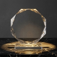 Plaque de trophée en cristal transparent avec design polygone facetté et base polie transparente pour les trophées et récompenses d'entreprise