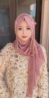 Hijab wrap rajutan tangan motif bunga mawar dengan hiasan tassel, patchwork chiffon, dan rantai, untuk wanita muslim.