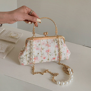 2025 delicados bolsos florales bordados para mujer chino Retro portátil mensajero versátil perla cena fiesta banquete bolsas - Product Image 1