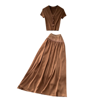 Ensemble deux pièces élégant pour femme, col en V, haut à manches courtes, jupe midi fluide taille haute, tenue ajustée pour le quotidien