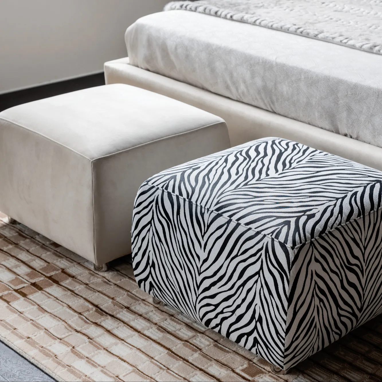 Sgabello da letto in flanella in stile italiano personalizzato sgabello da letto quadrato da 60cm con lussuoso tessuto di lunghezza delle gambe in legno massello