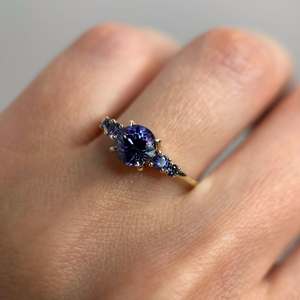 Bague en or jaune 18 carats avec saphir bleu naturel et accent de diamant saphir |   Saphir bleu rond de 6 mm |   Bague romantique pour fête de mariage - Product Image 2