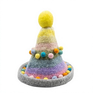 Sombrero Arcoíris Pastel Tejido a Mano con Fieltro de Lana, Pompón y Cuentas, Decoración Navideña Tradicional Ecológica para Interiores - Product Image 2