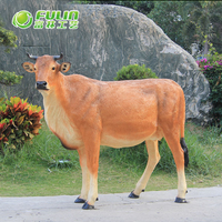 Patung taman hewan Resin sapi serat kaca buatan, patung ukuran kehidupan luar ruangan untuk dekorasi ornamen lanskap taman pertanian