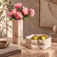 Vase à fleurs en céramique beige et collection de plateaux décoratifs – Décoration d'intérieur géométrique sculpturale pour présentation sur table