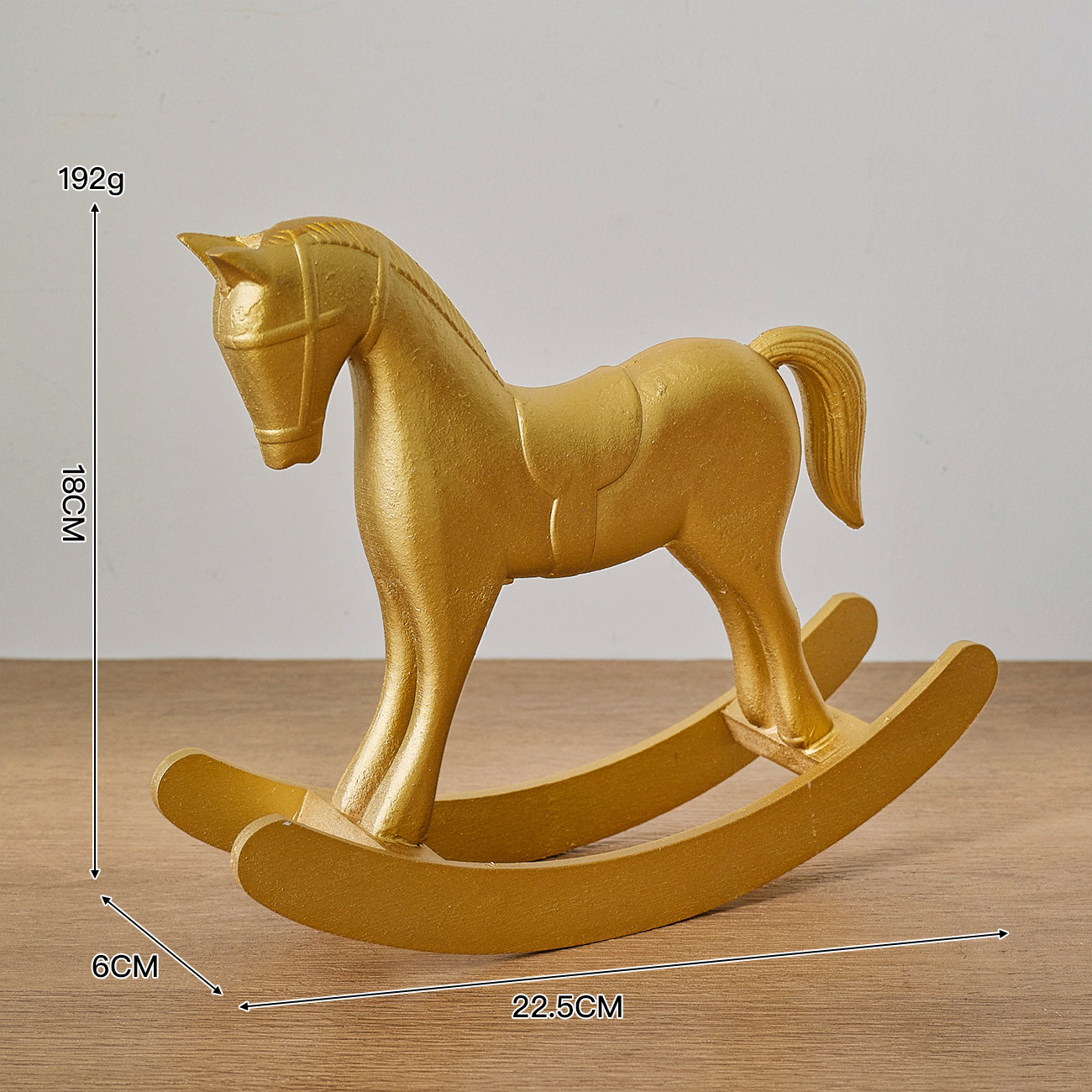 Grand cheval à bascule, doré
