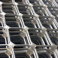 Grille en aluminium Amplimesh de fabrication industrielle pour portes et fenêtres