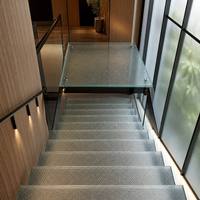 Marche d'escalier en verre stratifié texturé diamanté 12x12mm avec treillis métallique antidérapant et panneau givré réflecteur pour escalier